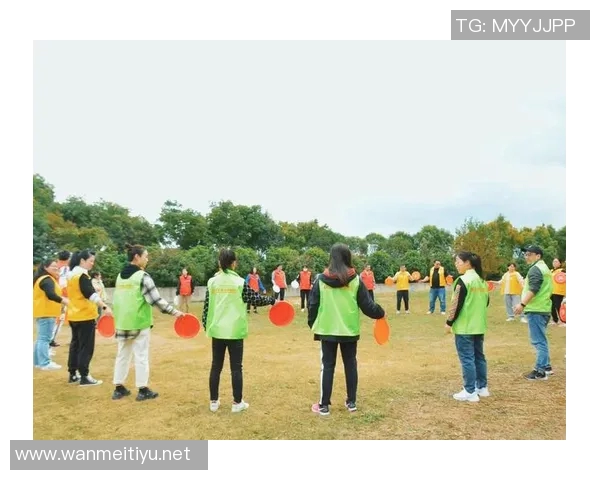 广州飞盘队边路渗透战术解析与运动飞盘发展的新趋势探讨